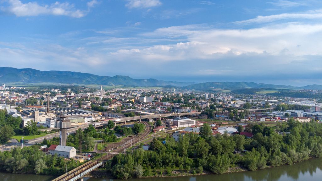 Banska Bystrica Region إلى Zilina Railway Station